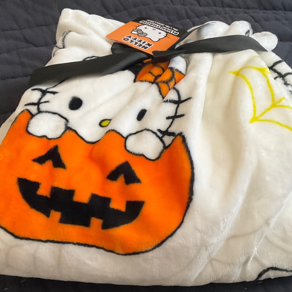 Hello Kitty Halloween Pumpkin Plush Throw - White and Orange